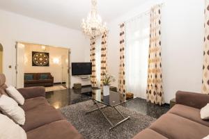 sala de estar con sofá y mesa de cristal en Appartement du Thiers en Niza