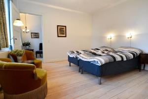 1 dormitorio con 1 cama y sala de estar en Strømpehuset en Øster Assels