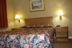 Ένα ή περισσότερα κρεβάτια σε δωμάτιο στο Royal Napanee Inn