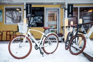 duas bicicletas estacionadas uma ao lado da outra na neve em Holiday Linnunlahti em Joensuu