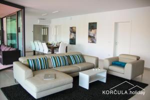 een woonkamer met een bank en een tafel bij Korcula Holiday in Korčula