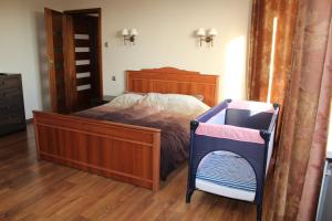 1 dormitorio con 1 cama y 1 silla en Apartament Vincent Metro, en Varsovia