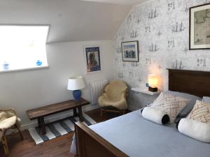 um quarto com uma cama, uma mesa e uma cadeira em Le Châtel em Riec-sur-Bélon