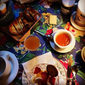 - une table avec de la nourriture et une tasse de thé dans l'établissement Le Châtel, à Riec-sur-Bélon