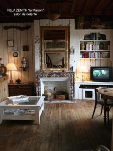 VILLA ZENITH Hostel - LA MAISON的厨房或小厨房