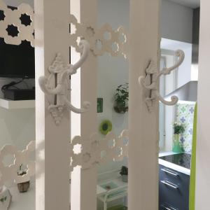リスボンにあるMural Houseの白い壁の客室で、白い装飾のドアが付いています。