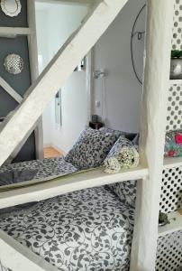 een stapelbed in een kamer met een trap bij Mural House in Lissabon
