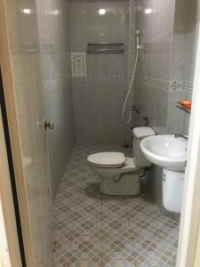 La salle de bains est pourvue de toilettes et d'un lavabo. dans l'établissement Ngoc Loan Hotel, à Hô-Chi-Minh-Ville