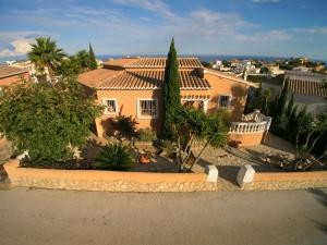 Blick auf ein Haus mit Bäumen und Gebäuden in der Unterkunft Villa Magnolias in Benitatxell