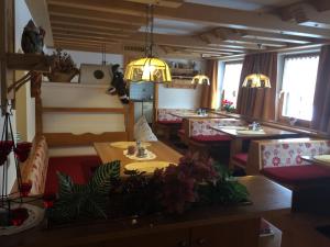 Reštaurácia alebo iné gastronomické zariadenie v ubytovaní Landhaus Engadin