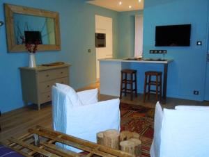 un soggiorno con 2 sedie bianche e una cucina di Quimper-Appart a Quimper