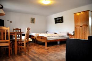sypialnia z łóżkiem i stołem oraz jadalnia w obiekcie Klimbergowice w mieście Sztum