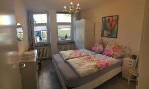 a bedroom with a bed and a window at Erboys Ferienwohnung in Goslar