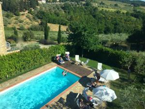 The swimming pool at or close to La Compagnia del Chianti