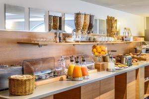 una cocina con un mostrador con naranjas y otros alimentos en Aparthotel Adagio Monaco Palais Joséphine, en Beausoleil