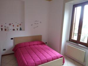 a bedroom with a pink bed in a room at Villa Antinea in Avellino