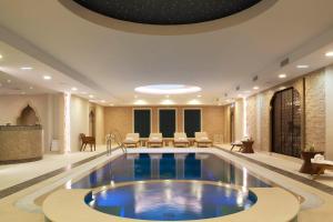a pool in the middle of a hotel lobby at Auberge du Jeu de Paume in Chantilly