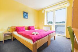 Postel nebo postele na pokoji v ubytování Hotel&Wellness Knížecí rybník
