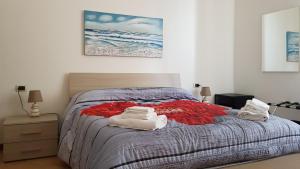 een slaapkamer met een bed met handdoeken erop bij Il Giardino dei Limoni Room & Apartments in Genua