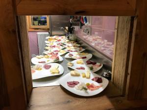 una línea de buffet con platos de comida a la vista en Rifugio Luna Nascente, en San Martino
