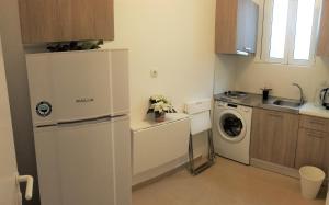 ナフプリオにあるNafplion Smart Apartmentのキッチン(冷蔵庫、洗濯機付)