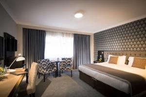 Llit o llits en una habitació de Talbot Hotel Cork