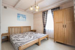 Ένα ή περισσότερα κρεβάτια σε δωμάτιο στο Panemunio sodyba