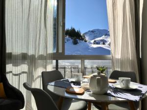 mesa de comedor con vistas a una montaña nevada en Apartamento de lujo en Sierra Nevada, en Sierra Nevada