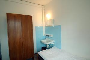 mała łazienka z umywalką i łóżkiem w obiekcie Hotel Medlov Depandance w mieście Fryšava