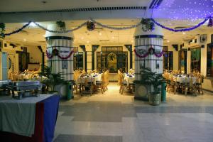 فندق قديس في الأقصر: غرفة طعام مع طاولات وكراسي في مبنى