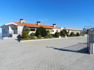 un bâtiment avec un parking en face de celui-ci dans l'établissement Albergaria Senhora do Espinheiro, à Seia