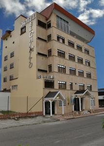 budynek z znakiem hotelowym na boku w obiekcie Hotel el Caimito w mieście Villavicencio