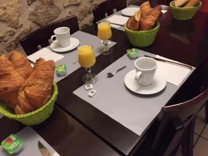 Afbeelding uit fotogalerij van Hôtel Le Juliano in Carbon-Blanc +9 foto's