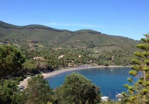 Blick auf einen Strand mit Bergen im Hintergrund in der Unterkunft Villa Manuela in Lacona