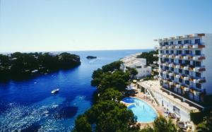 widok z lotu ptaka na hotel i zbiornik wodny w obiekcie Cabot Cala Ferrera w mieście Cala d´Or