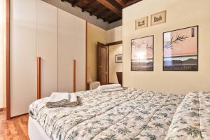 トリノにあるPalazzo Di Città Elegant Apartmentのベッドルーム1室(大型ベッド1台付)