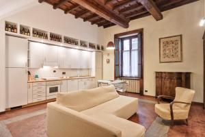 トリノにあるPalazzo Di Città Elegant Apartmentのリビングルーム(ソファ付)、キッチン
