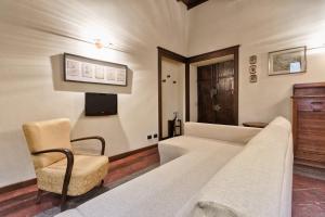 トリノにあるPalazzo Di Città Elegant Apartmentのベッドルーム(大型ベッド1台、椅子付)