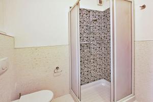 bagno con doccia e servizi igienici. di Condominio Casamare a Lignano Sabbiadoro