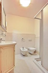 リニャーノ・サッビアドーロにあるCondominio Casamareのバスルーム(トイレ、洗面台、シャワー付)