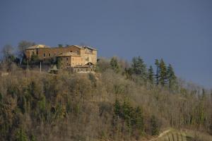 an old house on top of a hill at Casavacanzedezza in Montecalvo Versiggia