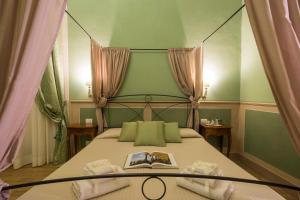 Postel nebo postele na pokoji v ubytování La Bohème
