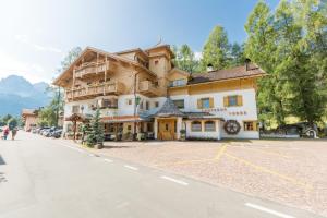 Nespecifikovaný výhled na hory nebo výhled na hory při pohledu z hotelu
