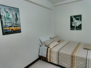 - une chambre avec un lit et une photo sur le mur dans l'établissement In the heart of Lima, à Lima