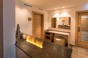 La salle de bains est pourvue d'une cheminée. dans l'établissement Hotel Alpenfeuer Montafon, à Sankt Gallenkirch 65 autres photos