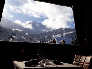 Nespecifikovaný výhled na hory nebo výhled na hory při pohledu z hotelu