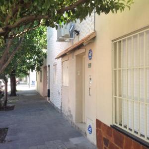 un callejón vacío junto a un edificio en La Casa Azul - Arroyito Rio en Rosario