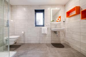 Un baño de Mandarina Hotel Luxembourg Strassen
