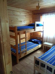 - une chambre avec 2 lits superposés dans une cabine dans l'établissement Rocas del Pirata, à Quintero