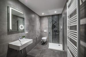 Un baño de Mandarina Hotel Luxembourg Strassen